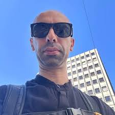 EEEE [Ensamble Experimental Electrónico Espol] presenta: Césped Electrónico  001 Esta propuesta del EEEE experimenta con sistemas modulares,  sintetizadores, loops de cinta, entre otros dispositivos electrónicos  sonoros y de video en un entorno