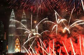 Pertunjukkan bunga api 2017 meletup di tanah dan membuatkan ramai pengunjung cemas di kompleks kompleks sukan pandamaran, klang, tengah malam, 31 disember 2016. Picture Bunga Api Gambar Bunga