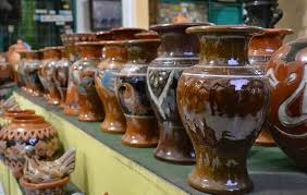 Karena semakin sulit proses pembuatannya maka semakin mahal harga jualnya, keramik akan lebih tinggi nilai jualnya apabila keramik ini sudah berusia ratusan tahun, bahkan memiliki nilai sejarah. 7 Kerajinan Tangan Khas Jawa Tengah Blog Mariberkarya