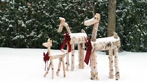 A L Occasion Du Temps Des Fetes Pourquoi Ne Pas Vous Servir De Buches Pour Realiser Une Famille De Cerv Natural Christmas Decor Deco Noel Reindeer Decorations