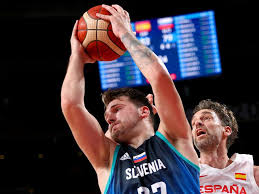 Sebbene fece una breve apparizione già alle olimpiadi di saint louis nel 1904 con un torneo dimostrativo, la pallacanestro debuttò come competizione sportiva ai giochi olimpici di berlino nel 1936. Tash Pbmoq8amm