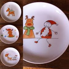 Des Assiettes Joyeuses Et Colorees Pour Egayer La Table De Noel Des Enfants Table De Noel Peinture Sur Porcelaine Peinture