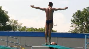Los clavados o saltos ornamentales consiste en que el deportista se lanza a una piscina con especificaciones técnicas especiales para esta disciplina, desde una plataforma o un trampolín y realizan una figura o una serie de figuras en el aire, antes de entrar en contacto con el agua de la forma más limpia posible. Clavados Sebastian Villa Por Su Cupo A Los Olimpicos Teleantioquia