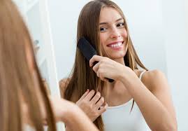 5 حيل سهلة لتمشيط شعرك المتشابك من دون إتلافه