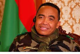 Ny resadresaka nataon'ny Filohan'ny Fanavaozana tamin'ny France 24 dia  mariky ny fiandrianam-pirenena sy ny hasin'ny tenintsika. Tsy mbola nisy  teo aloha izany: filoha malagasy miteny amin'ny feon'ny firenena eo  anoloan'ny sehatra iraisam-pirenena.