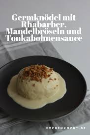 Germknodel Mit Rhabarber Mandelbroseln Und Tonkabohnensauce Lebensmittel Essen Rhabarber Dessert Ideen