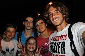 Seine tante (die zwillingsschwester seiner mutter) war ebenfalls tennisspielerin und sein großvater, sergei salnikof, war olympiasieger in melbourne 1956 und manager. Stefanos Tsitsipas On Twitter My Family Is My Life And Everything Else Comes Second As Far As What S Important To Me