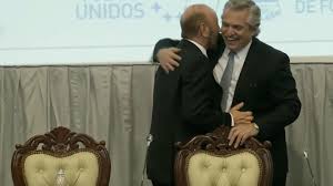 El presidente de argentina, alberto fernández, se disculpó públicamente este viernes por la reunión social que sostuvo en la residencia presidencial de olivos, en julio del año pasado, con motivo del cumpleaños de su esposa, fabiola yañez, y aseguró que no volverá a ocurrir. Las Fotos De Alberto Fernandez En Formosa Y Sin Barbijo Que Generaron Repercusiones En Las Redes Infobae