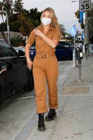 The show's leads chase stokes and madelyn cline, who won the award for best kiss, walked the red carpet wearing matching red monochrome looks, with stokes wearing pieces from fendi's fall 2021. Madelyn Cline Style Clothes Outfits And Fashion Celebmafia