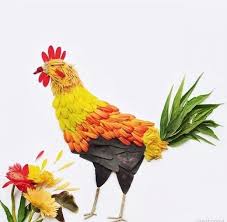 Seni atau teknik dalam membuat kerajinan tangan dari daun kering sering disebut kolase atau mozaik. Gambar Kolase Hewan Dari Daun Kering
