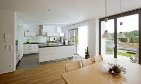 offene kuche modernes weiss mit kucheninsel und holzernem speisetisch innenarchitektur kuche dekoration ideen moderne kuche kuche mit insel haus kuchen