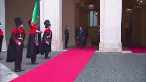 Conte lascia palazzo chigi tra gli applausi dei dipendenti. Pnjplqsammfgqm