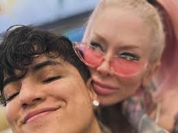 Jimmi Simpson's Girlfriend Defends Age Gap, Shuts Down Grooming Allegations  After Viral TikTok