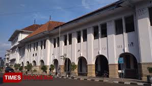 Scopri ricette, idee per la casa, consigli di stile e altre idee da provare. Hikayat Gedung Bat Bangunan Cagar Budaya Kota Cirebon Tempat Seniman Berkumpul Times Indonesia
