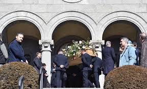 Il patrimonio del presidente della juve e di exor è, a dir poco, da capogiro. Marella Agnelli L Ultimo Addio Sulle Note Di Mozart E Yves Montand Famiglia Cristiana