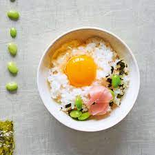 Tamago Kake Gohan L Un Des Plats Les Plus Populaires Au Japon Du Riz Cuit Un œuf Cru Une Garnitu Japanisches Fruhstuck Fruhstuck Gerichte Einfache Gerichte