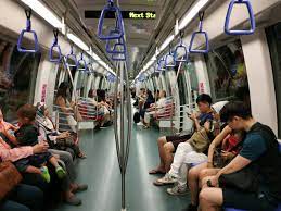 Mayoritas daerah dengan komoditi karet mengalami kemerosotan harga karet. Pengalaman Naik Mrt Di Singapura