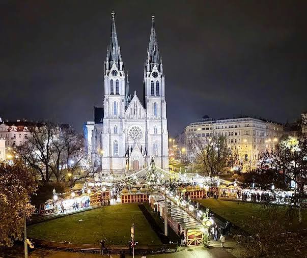 Christmas Market n&aacute;měst&iacute; M&iacute;ru Square | Prague City Tourism