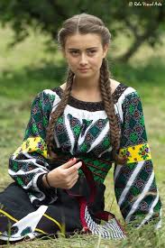 The eliznik website is dedicated to the study of the traditional. Zjawiska Romania Source Romanian Clothing Traditional Fashion Traditional Outfits