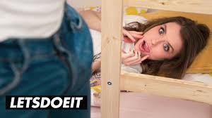 Beautiful babe Eden Ivy une baise anale folle avec son demi-frère - HORNY  HOSTEL