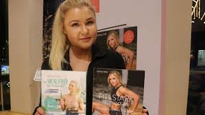 Fit & stark mit sophia: Fitness Queen In Nurnberg Sophia Thiel Stellt Neues Buch Vor Nurnberg Nordbayern De