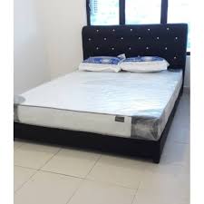 Tilam yang dijual ini didatangkan dengan 2 saiz yang berbeza iaitu king size dan queen size dengan harga sewa beli yang sangat berpatutan. Katil Divan Queen Dan Tilam Rm 600 Terlajak Murah Home Furniture Others On Carousell