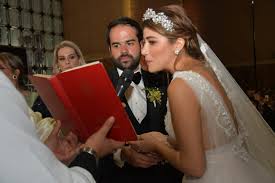 Entonces tú, que metes a tu hijo a dormir en tu cama para que tu esposo no te toque, tú que no lo cuidas sino que lo supervisas, tú que con vena chismosa vives del qué dirán, tú que le has perdonado toda serie de engaños por conservar una familia imaginaria, tú que te convertiste en su mamá, tú que justificas el tedio diciendo que es. En Video Homenaje A Ritmo De Carnaval Para Andrea