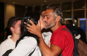 Αγκαλιά με την κόρη του, μετά την επιστροφή της στο σχολείο! Epestrepse Sthn Ellada O Stelios Krhtikos Ta Kayta Filia Me Th Syzygo Toy Fwto Politis Online