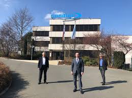 Der bayerische wirtschaftsminister und stellvertretende ministerpräsident hubert aiwanger und umweltminister thorsten glauber angesagt. Hubert Aiwanger Twitterren Nachschub Fur Maskenproduktion Gesichert Gesprach Bei Firma Sandler Landkreis Hof Sowohl Die Gewerblichen Kunden Als Auch Unsere Selbsthilfeschiene Uber Die Landkreise Werden Ausreichend Mit Vlies Versorgt Welches Ffp 2