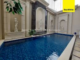 Anda bisa membangun kolam renang rumah indoor ini dengan meletakkan sofa, meja, dan hiasan mewah lain di pinggir kolam untuk bersantai. Dijual Cepat Rumah Mewah Pakuwon City Ada Kolam Renang Dijual Co Id