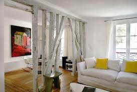 Les Poutres En Bois Separent Le Salon Et La Salle A Manger Sans Cloisonner Les Espaces Appartement Parisien Amenagement Salon Appartement Contemporain