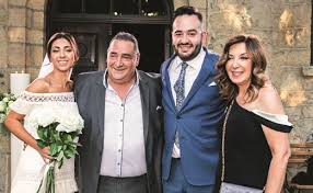 Ο βασίλης καρράς είναι έλληνας λαϊκός τραγουδιστής, ένας από τους πιο δημοφιλείς. Basilhs Karras To Epishmo Gamhlio Almpoym Ths Korhs Toy Hello Magazine
