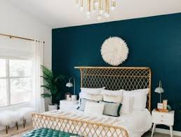 Une chambre en gris et blanc avec des elements deco bleu canard. 21 Facons D Adopter Le Bleu Petrole Dans Son Interieur