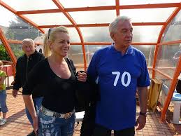 Narozeniny, se se smrtí manželky hany stále nesmířil. 13 Komnata Ceska Televize