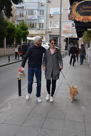 Yaklaşık dört yıldır birlikte olduğu yapımcı sevgilisi metin anter ile beraberliği devam eden arslan'ın parmağındaki tek taş yüzük dikkat çekti. Gulcan Arslan Metin Anter Sevgilisi Ile El Ele Nisantasindaydi