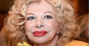 Sandra Milo, cambio look estremo a 87 anni: mora e con il caschetto è  irriconoscibile