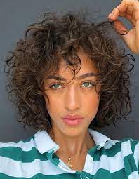 Idéale pour toutes celles qui rêvent d'un changement radical, cette coupe trendy est un bon compromis entre une coiffure glamour mais difficile à entretenir. Carre Boucle Les Plus Jolis Modeles Du Moment Elle