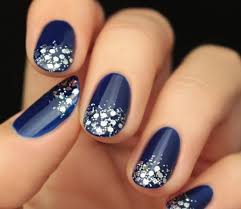 Los trajes de color azul puedes descubrir el vestido azul marino perfecto o enamorarte de un lindo par de zapatos de tacón color. Elegantes Unas Decoradas Color Azul Oscuro Elegantes Unas