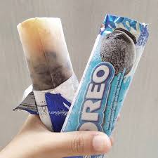 Es krim yang dipadukan dengan kue oreo memiliki rasa yang sangat segar dan lembut. Aiskrim Oreo Dua Bahan