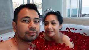 Empat bulan jadi asisten raffi ahmad, yang dihasilkan pria ini sungguh luar biasa. Raffi Ahmad Dan Nagita Slavina Mandi Kembang Saat Liburan Di Selandia Baru Lifestyle Liputan6 Com