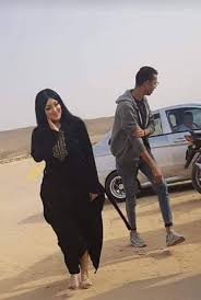 ألقت أجهزة الأمن، القبض على عارضة الأزياء سلمى الشيمي المعروفة إعلاميا بـ فتاة سقارة بعد أن أثارت حالة من الاستياء والإساءة إلى الحضارة المصرية تمهيدا لتقديمها لجهات. Ø³Ù„Ù…ÙŠ Ø§Ù„Ø´ÙŠÙ…ÙŠ Ù‚Ø¨Ù„ Ø§Ù„Ø¥Ø³ØªØ¹Ø¯Ø§Ø¯ Ù„ÙÙˆØªÙˆØ³ÙŠØ´Ù† Ù…Ù„Ø¨Ù†ÙŠØªÙŠ Ø¨Ù‡Ø±Ù… Ø³Ù‚Ø§Ø±Ø© ØµÙˆØ±Ø©