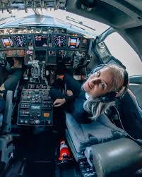 A Pilot And Instagram Influencer With Nearly Half A Million Followers Reveals 7 Secrets Most People Don T Know About The Job In 2020 Airplane Pilot Female Pilot Pilot