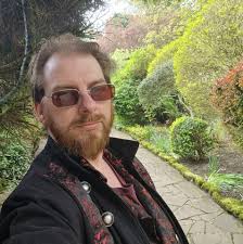 Today, i shal be watching Stargate Atlantis all day. Happy me...