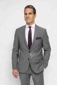 Aquí te dejamos los tonos. Hombre Con Traje Gris Camisa Blanca Corbata Roja Oscura Y Panuelo Rojo Oscuro Fotos Retratos Imagenes Y Fotografia De Archivo Libres De Derecho Image 80419129