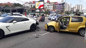 Menurutnya, ia melibatkan sebuah kereta, sebuah motosikal dan seorang. Godzilla Vs Kong Myvi Hentam Nissan Gt R R35 Siapa Jaguh Berita Kereta Carlist My