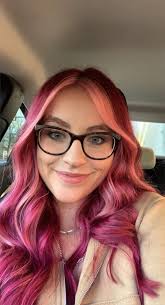 Guys they got the wrong pink haired girl