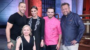 Grill den henssler ist eine unterhaltsame kochshow, in der profikoch steffen henssler gegen drei prominente zu einem kulinarischen wettkampf antritt. Grill Den Henssler Steffen Henssler Kocht Im Staffelfinale Gegen Andrej Mangold Christine Urspruch Und Laura Wontorra