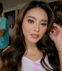 Netizen pun ramai berkomentar membandingkan harga pouch makeup nagita sebanding dengan nilai harga satu unit motor, sampai ada juga netizen yang memilih tidak berkomentar. Aurel Hermansyah Beri Inspirasi Makeup Dengan Lipstik Peachy Nude Yang Sexy