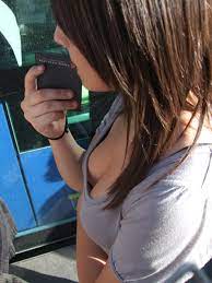 バスとか電車の公共交通機関で乳首込みで胸チラしてる外国人女子のエロ画像23枚！ | 世界の美少女ヌード エロ画像まとめ