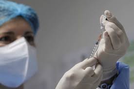 Το δεύτερο εμβόλιο που λαμβάνει έγκριση από την ευρωπαϊκή ρυθμιστική αρχή φαρμάκων. Germania Me Moderna H Pfizer H Deyterh Dosh Gia Toys Katw Twn 60 Etwn Poy Elaban To Astrazeneca In Gr